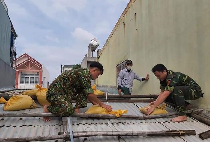 “Tuổi trẻ BCH Bộ đội Biên phòng TP Đà Nẵng cũng tích cự hỗ trợ người dân chèn chống cửa nẻo, mái nhà… để đảm bảo an toàn khi bão đổ bộ. Đồng thời, chúng tôi cũng triển khai các điểm tránh trú bão ở các nơi đóng quân để người dân các khu vực nguy hiểm, khu vực có nguy cơ sạt lở, người dân sống trong các nhà không kiên cố… đến ở lại”, Thượng úy Tài cho hay.