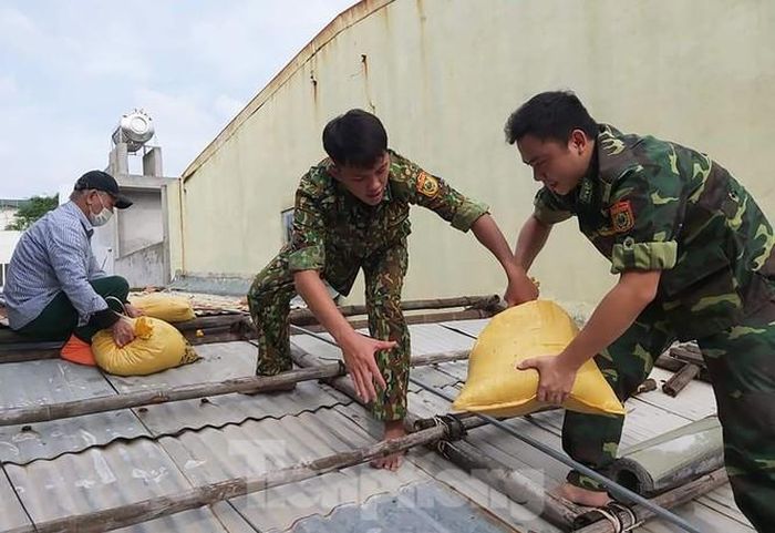 Theo Thượng úy Mai Thanh Tài, Trợ lý Công tác Quần chúng (Phòng Chính trị, BCH Bộ đội Biên phòng TP Đà Nẵng), từ sáng sớm, hàng trăm đoàn viên thanh niên của các đơn vị trực thuộc đã ra quân hỗ trợ người dân kéo các phương tiện đánh bắt lên bờ, vào nơi trú bão an toàn.