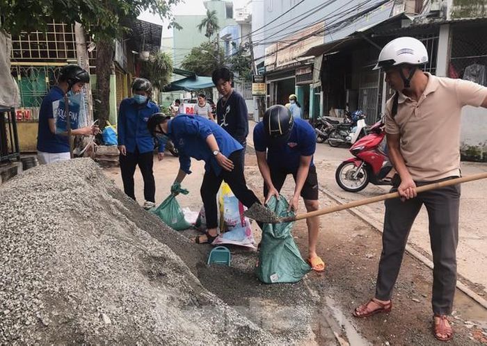 Theo anh Võ Duy Rin, Phó Bí thư Quận đoàn Thanh Khê, hơn 100 đoàn viên thanh niên đã ra quân hỗ trợ người dân chằng chống cửa nẻo, chèn mái nhà... để ứng phó bão số 9. "Lực lượng đoàn viên thanh niên hỗ trợ người dân vận chuyển cát, làm các bao ni lông nước để chèn mái tôn. Hàng trăm hộ dân trên địa bàn 10 phường đã được hỗ trợ để đảm bảo an toàn trước bão", anh Rin cho hay,