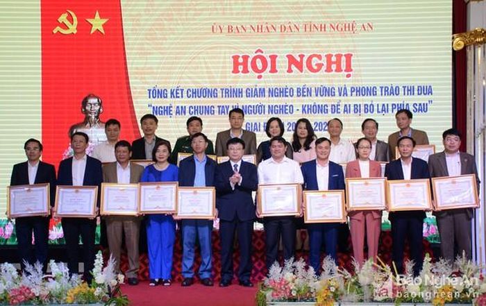 Khen thưởng cho các tập thể có thành tích xuất sắc trong thực hiện chương trình giảm nghèo. Ảnh: Thành Chung