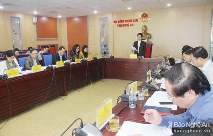 Đồng chí Nguyễn Xuân Sơn - Chủ tịch HĐND tỉnh chủ trì phiên họp. Ảnh: Mai Hoa