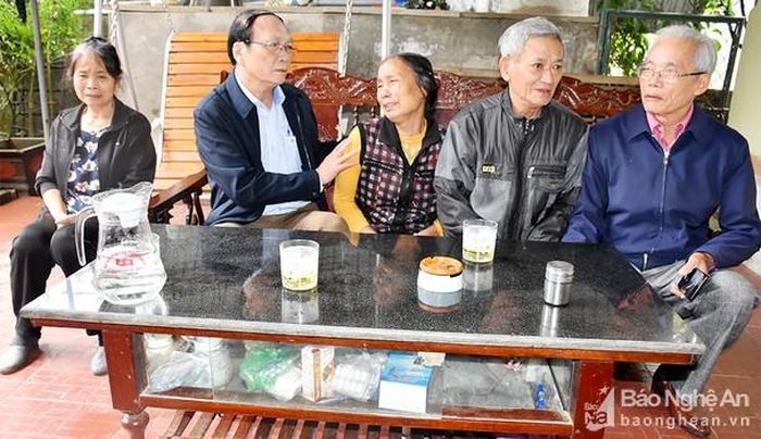 Thăm hỏi, động viên thân nhân gia đình liệt sỹ Lê Tất Thắng - Đoàn Kinh tế - Quốc phòng 337, quê ở xã Kim Liên, huyện Nam Đàn. Ảnh: Thu Hương