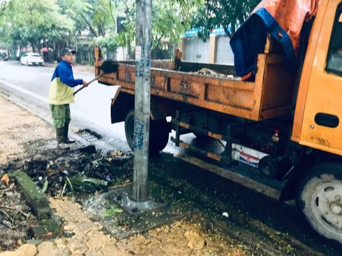 Nạo vét hố gas, hố thu nhằm hạn chế úng ngập tại đường Đinh Lễ - TP Vinh. Ảnh: Nguyễn Hải