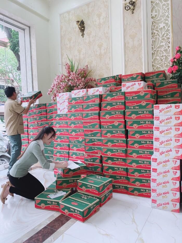 Sau 2 tháng im lặng, Âu Hà My trở lại với hình ảnh chuẩn bị đi phát quà từ thiện ở miền Trung