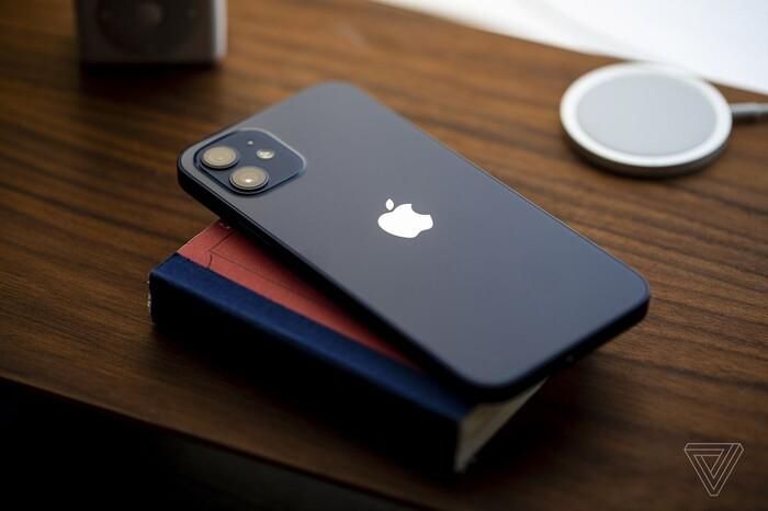 iPhone mới đầu có sườn mát vát phẳng. Ảnh: The Verge
