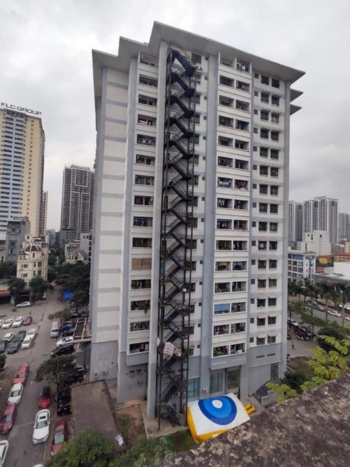 Phao cứu hộ được triển khai dưới chân tòa nhà. Ảnh: L.Trần