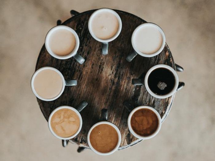 Gây nghiện: Hàm lượng caffeine trong cà phê sẽ tạo ra một số cảm giác tâm lý nhẹ nhõm. Tuy nhiên, nếu tiêu thụ quá nhiều cà phê sẽ khiến người dùng bị phụ thuốc, lâu ngày không dùng sẽ cảm thấy khó chịu.