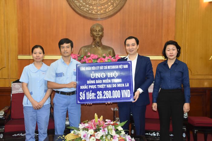 Ông Vũ Văn Tiến, Trưởng ban Tuyên giáo, UBTƯ MTTQ Việt Nam tiếp nhận ủng hộ từ công nhân viên Công ty bút chì Mitsubishi Việt Nam.