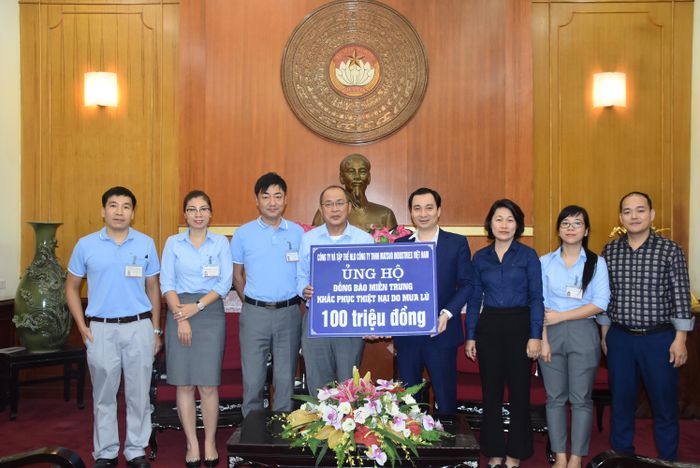 Ông Vũ Văn Tiến, Trưởng ban Tuyên giáo, UBTƯ MTTQ Việt Nam tiếp nhận ủng hộ từ Công ty TNHH Matsuo Industries Việt Nam.