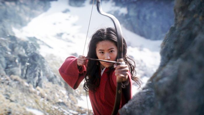  Disney quyết định phát hành trực tuyến Mulan lên Disney+ với mức phí thuê phim gần 30 USD thay vì đưa phim ra rạp. Ảnh: Disney. 