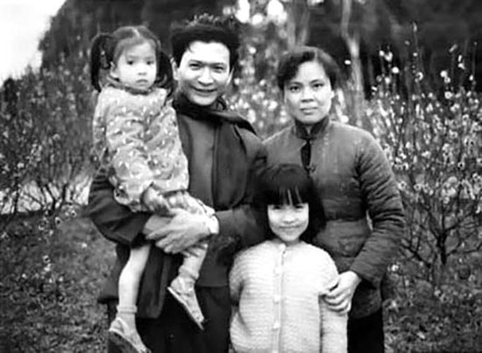 Vợ chồng nhà thơ Chế Lan Viên-Vũ Thị Thường cùng hai con