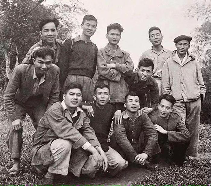 Ảnh các nhà văn tại chiến khu Việt Bắc (3/1951) Hàng đầu trái sang: Nguyễn Đình Thi, Kim Lân, Nguyên Hồng, Nam Cao. Hàng sau trái sang: Nguyễn Đỗ Cung, Học Phi, Nguyễn Xuân Sanh, Chế Lan Viên, Hoàng Trung Thông, Nguyễn Huy Tưởng, Tô Hoài