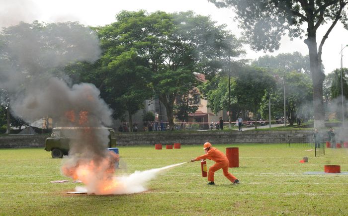  Xử lý nhanh dập tắt đám cháy nhỏ bùng phát.