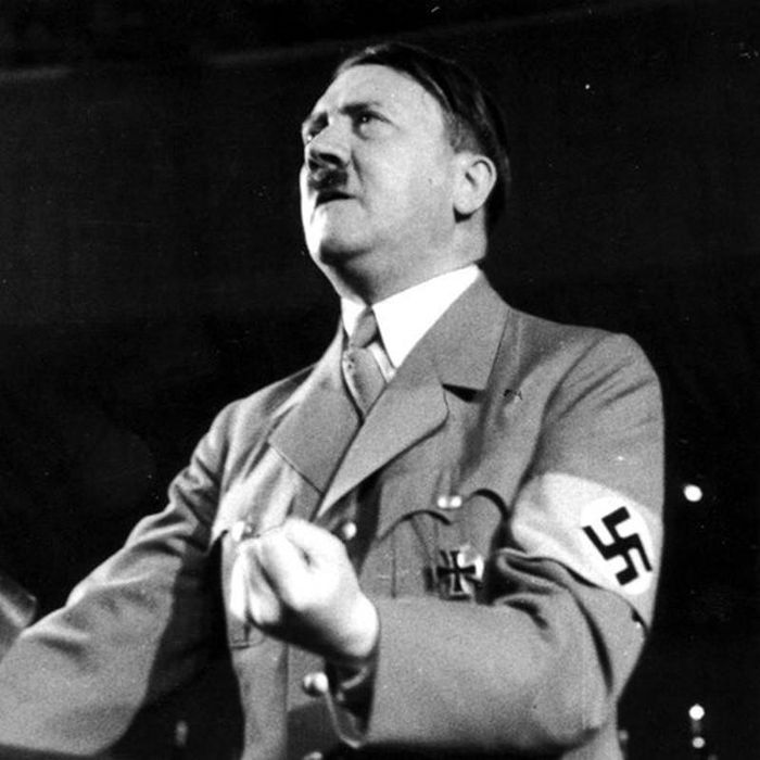 Do Hitler thích ăn chay nên Manziarly phải chuẩn bị các món ăn không có thịt. Bà đã phải theo học ngành chế biến thực phẩm chay để tránh gây ra sai sót khi phục vụ Hitler.