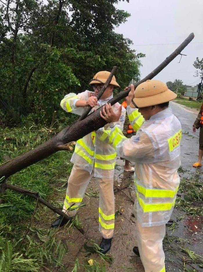 Đội Cảnh sát Giao thông huyện Phú Thiện tham gia giải tỏa giao thông