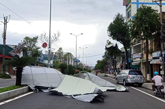 Tôn bay trên đường Lê Lợi và hai bên đường nhưng may mắn không có ai bị thương