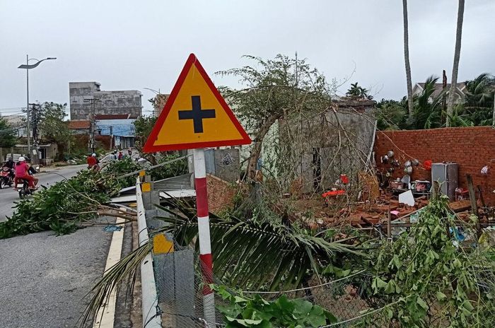 Phần nhà sau của người dân bị tốc mái hoàn toàn.