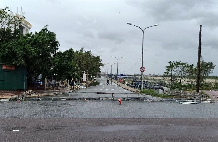 Cổng chào chợ đêm Quảng Ngãi bị đổ sập và hư hỏng hoàn toàn.