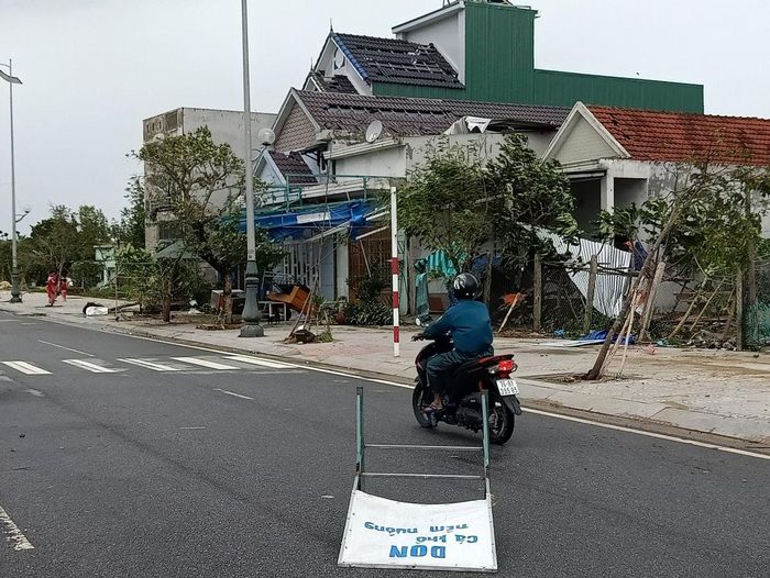 Phần ngói nhà dân bị hất bay.