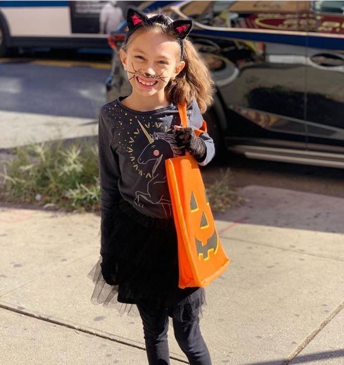 Không quá khó để tự phối một bộ trang phục cho con gái yêu đi chơi ngày Halloween. Chỉ với chiếc váy đen kết hợp bờm tóc bản to và vài đường trang điểm. Cô gái nhỏ đã sẵn sàng nhập tiệc rồi.