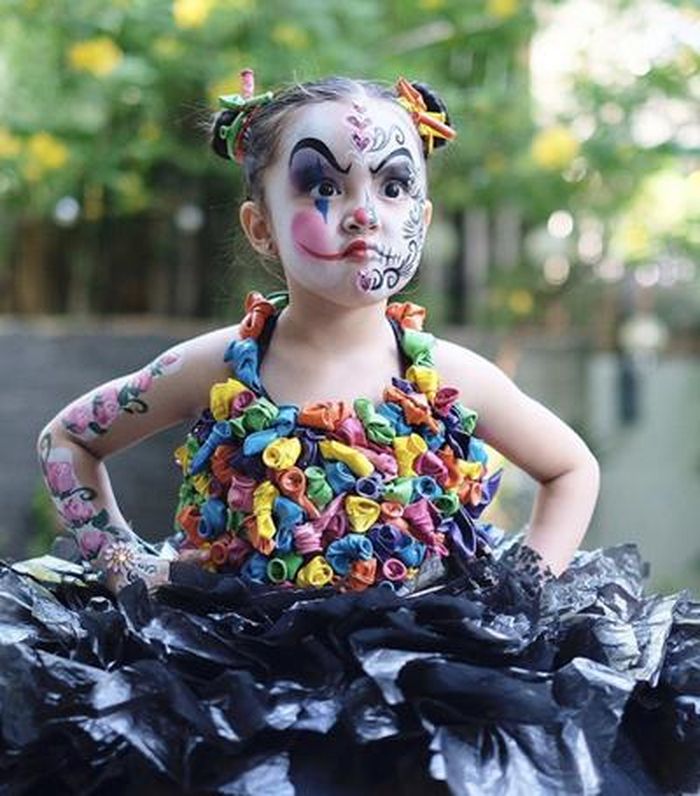 Trang phục này dành cho các bạn nhỏ và những phụ huynh đam mê các sản phẩm tái chế. Từ túi nilon và bóng bay đã qua sử dụng, khéo léo tạo nên một chiếc váy rực rỡ nhưng vẫn đầy ma mị cho bé cưng.
