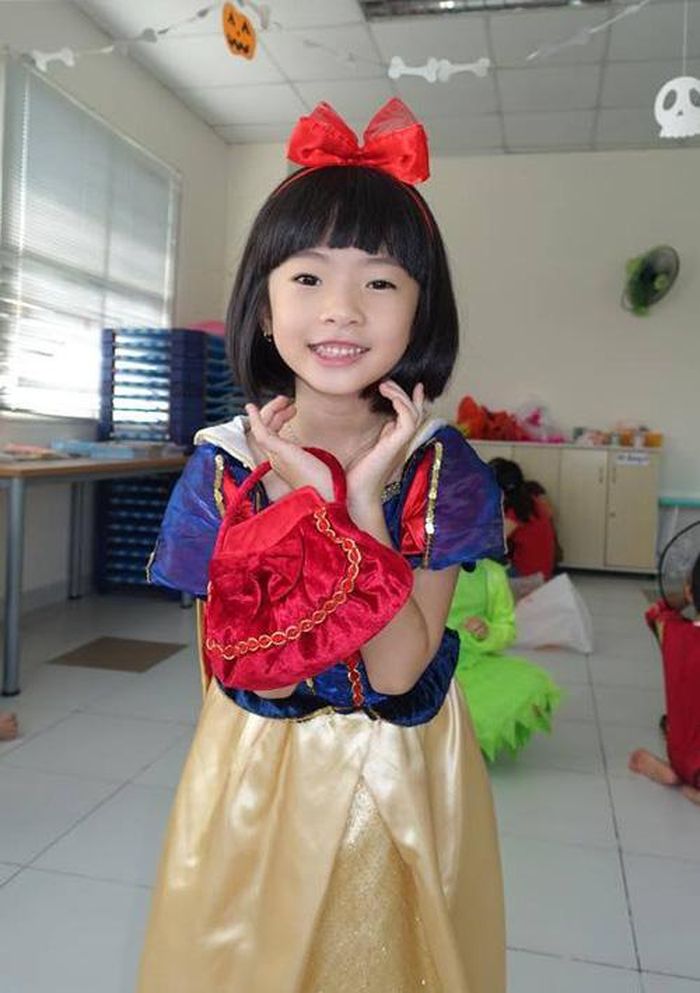 Hay chỉ đơn giản với chiếc nơ đỏ và váy xanh. Nàng bạch tuyết đã xuất hiện ngay trước mắt.