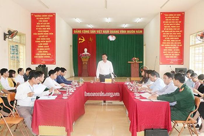 Đoàn kiểm tra làm việc với xã Chiềng Ơn (Quỳnh Nhai) về thực hiện các tiêu chí nông thôn mới.