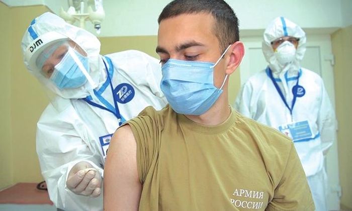 Tình nguyện viêm được tiêm vaccine Sputnik V. Ảnh: VCG