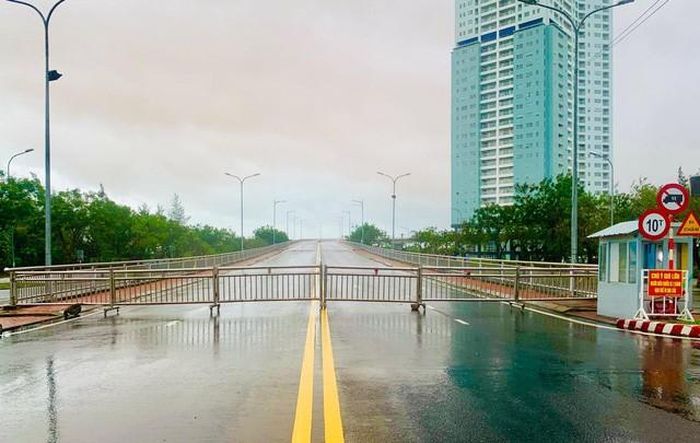 Các khu vực nguy hiểm được TP Đà Nẵng chắn barie ngăn người dân qua lại