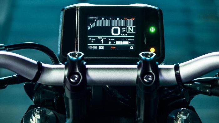  Đồng hồ của MT-09 2021 là màn hình TFT-LCD kích thước 3,5 inch, hiển thị màu. Ngoài các thông số cơ bản, đồng hồ này cũng hiển thị thông tin về các công nghệ trên xe. Nhờ đó, người lái có thể điều chỉnh qua cụm công tắc trên ghi-đông. 