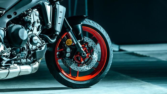  Yamaha chưa công bố mức giá của MT-09 2021. Khả năng cao là giá của mẫu nakedbike này sẽ cao hơn con số 8.400 bảng ở đời cũ. Tại Việt Nam, Yamaha MT-09 thế hệ hiện hành có giá khoảng 300 triệu đồng. 