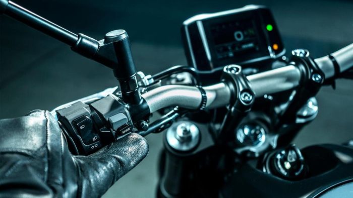  MT-09 2021 thừa hưởng công nghệ đo lường quán tính 6 trục từ mẫu sportbike R1. Chiếc nakedbike này sở hữu gói công nghệ hỗ trợ gồm kiểm soát độ báo đường 3 chế độ, kiểm soát chống trượt, kiểm soát chống bốc đầu và phanh ABS. 
