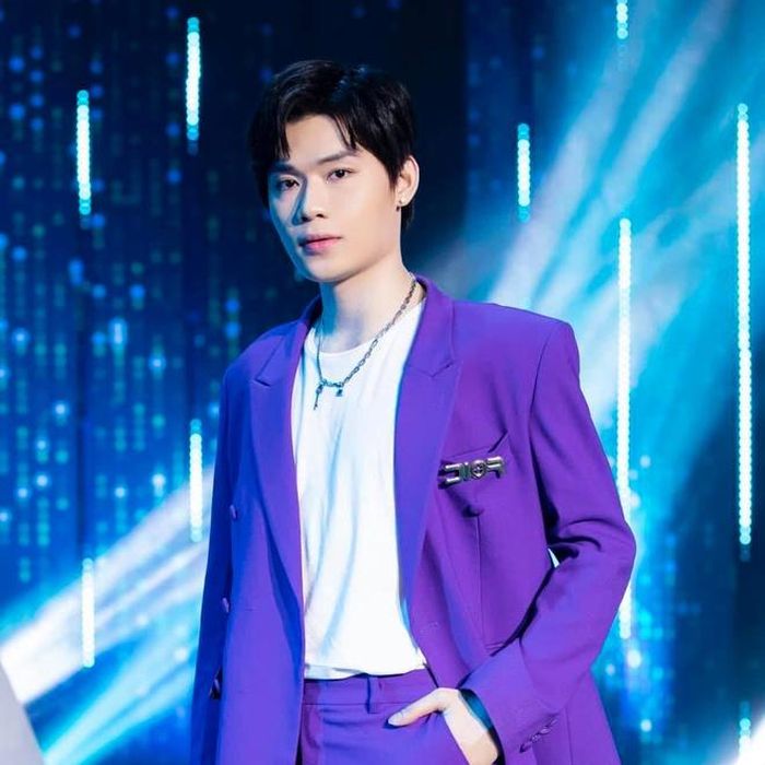 Đồ suit nam ngày càng đa dạng về bảng màu để đấng mày râu sử dụng trong nhiều hoàn cảnh. Quang Trung phối áo thun trắng đơn giản kèm bộ suit tím khi tham dự chương trình giải trí. Anh đeo vòng cổ dây xích, gắn phụ kiện cài áo giúp trông sành điệu hơn. Khi mặc suit, các chàng trai có thể chọn quần dài thiết kế vừa vặn để không phải dùng thêm thắt lưng. Ảnh: FB Quang Trung.