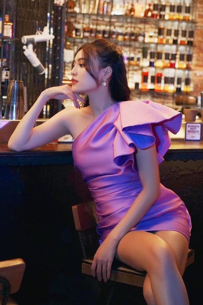 Trang Hola cho biết nhiều sắc độ khác nhau của màu tím như pastel, tử đinh hương, oải hương được đông đảo người nổi tiếng và nhà thiết kế ưa chuộng. Bạn có thể diện set đồ cả cây tím hoặc kết hợp cùng các gam màu trung tính như đen, trắng, be để nâng tầm phong cách. Ninh Dương Lan Ngọc khoe dáng thon gọn với đầm ôm sát, thiết kế cách điệu ở một bên vai. Nữ diễn viên đeo hoa tai ngọc trai nhằm tăng thêm phần quý phái cho diện mạo. Ảnh: FB Ninh Dương Lan Ngọc.