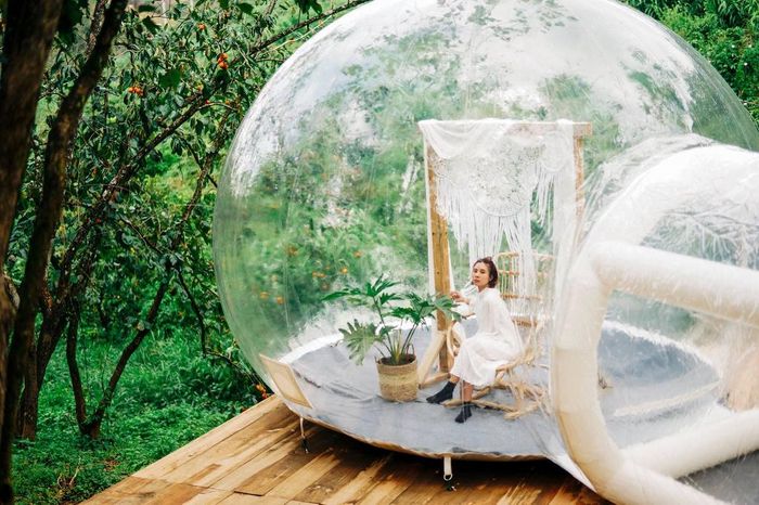 Ngoài vườn hồng, nhà bong bóng cũng là điểm xuất hiện nhiều trong các bức ảnh check-in. Thay vì sử dụng làm phòng lưu trú, nhà bong bóng ở đây được trang trí mộc mạc với rơm và chiếc ghế để khách ngồi check-in. Giá vé tham quan vườn là 30.000 đồng/người. Ảnh: Huong Thi.