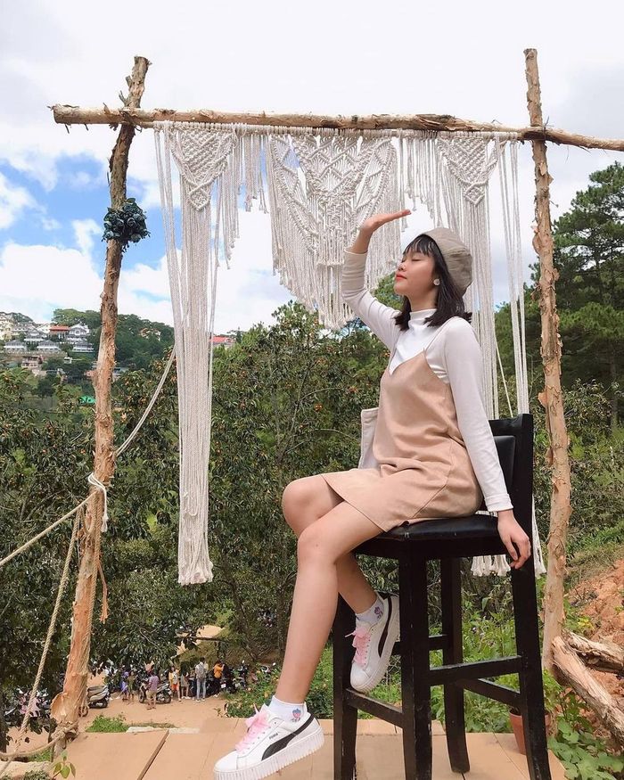 Mùa hồng bắt đầu từ giữa tháng 9 đến cuối tháng 11. Giữa tháng 9, hồng bắt đầu vào vụ chín. Tuy nhiên, tới cuối tháng 10, quả mới đồng loạt chuyển màu. Du khách ghé vườn mùa này không chỉ được ngắm những quả hồng chín rực trên cây mà còn được tay hái mua về với giá khoảng 25.000-35.000 đồng/kg. Ảnh: Phuongnha_, phg.uyn_.