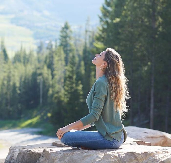 Gisele Bündchen luôn uống nhiều nước mỗi ngày, kết hợp thiền định vào buổi sáng. "Tôi tin tưởng vẻ đẹp bên ngoài là sự phản ánh trạng thái cân bằng và bình yên bên trong chúng ta", nữ siêu mẫu cho biết. Ảnh: @gisele.
