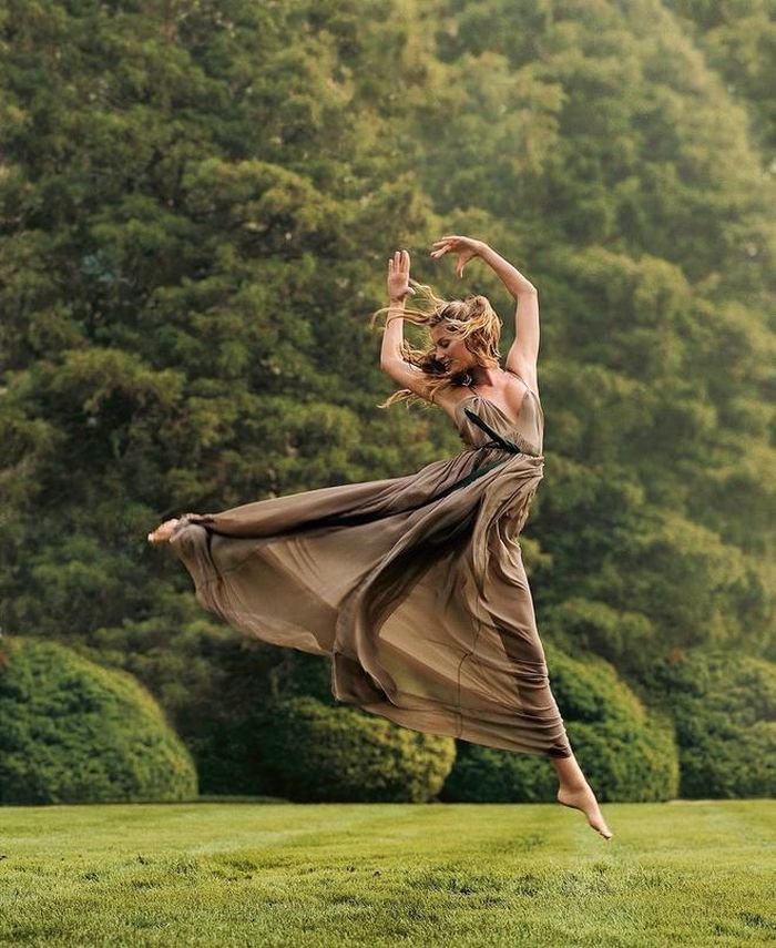 Nàng siêu mẫu nói với Allure: "Nhiều người không có thời gian chăm sóc bản thân. Tuy nhiên, điều này rất quan trọng". Cựu thiên thần Victorias's Secret cho rằng làn da là sự phản ánh tổng thể tình trạng sức khỏe từ bên trong. Ảnh: @gisele.