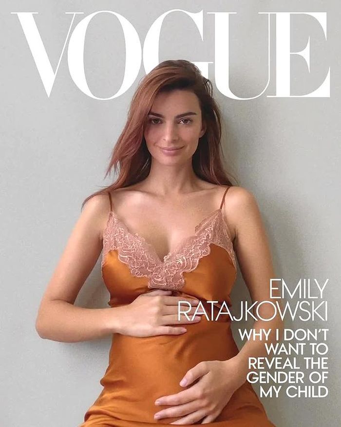 Emily Ratajkowski khoe bụng bầu trên Vogue
