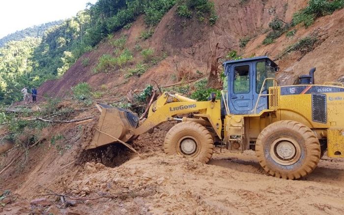 Huy động lực lượng khắc phục đường vào hiện trường. 
