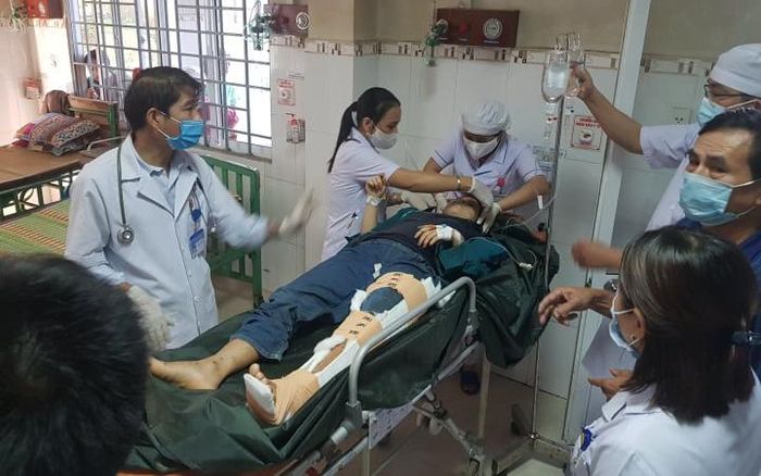 Đưa bốn người bị thương từ vùng sạt lở ở xã Trà Leng, đến Trung tâm Y tế huyện Bắc Trà My để chữa trị (Ảnh: VGP). 