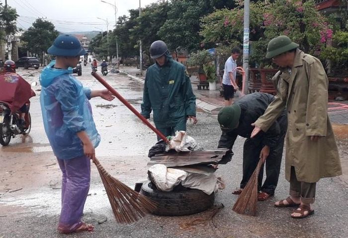 Lực lượng vũ trang Quảng Trị hỗ trợ người dân, các nhà trường dọn vệ sinh sau lũ. Ảnh: laodong.vn