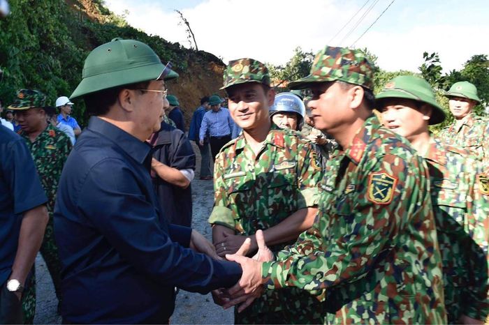 Sáng nay 29-10, Phó Thủ tướng Trịnh Đình Dũng có mặt tại huyện Bắc Trà My - Quảng Nam để động viên lực lượng cứu hộ cứu nạn. Ảnh: ĐOÀN BẮC - ĐỖ HƯƠNG