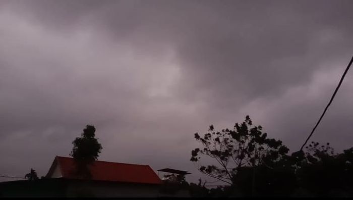 Sáng nay, thời tiết ở Hà Tĩnh như có bão. Ảnh: TRẦN HỮU DŨNG