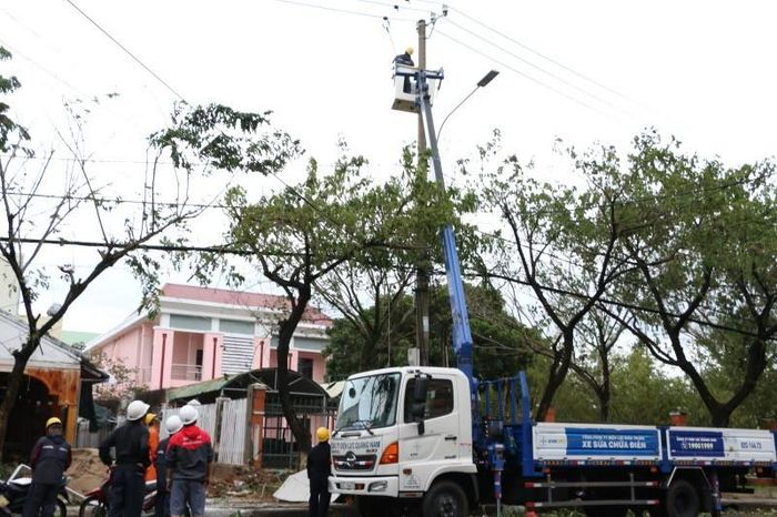 Theo EVN, điện lực ở các địa phương trong tâm bão đang khẩn trương sửa chữa đường dây trở lại