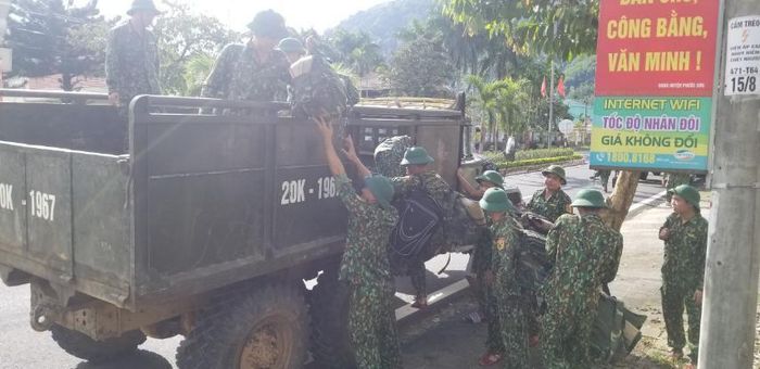 Lúc 15 giờ ngày 29-10, Trung đội cơ động biên phòng chuyển sang xe cao gầm để vào hiện trường