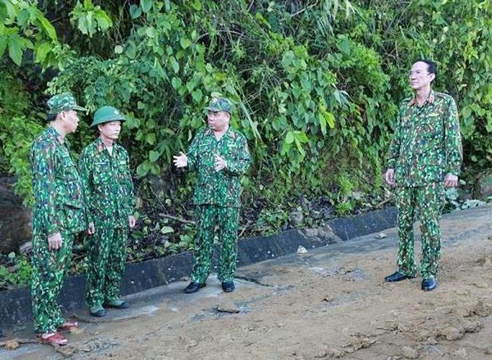 Trung tướng Nguyễn Long Cáng - Tư lệnh Quân khu 5, cho biết hiện nay lực lượng quân sự địa phương Nam Trà My, Bắc Trà My đang xử lý 3 điểm sạt lở lớn trên tuyến vào thôn 1 xã Trà Leng, cố gắng sớm nhất để thông đường. Tư lệnh Quân khu 5 yêu cầu lực lượng công binh sử dụng cơ giới phải nhanh chóng mở đường sớm nhất có thể. Đồng thời phải làm sao vừa cứu người dân vừa đảm bảo an toàn cho lực lượng cứu hộ, cứu nạn. Ảnh: QK5 