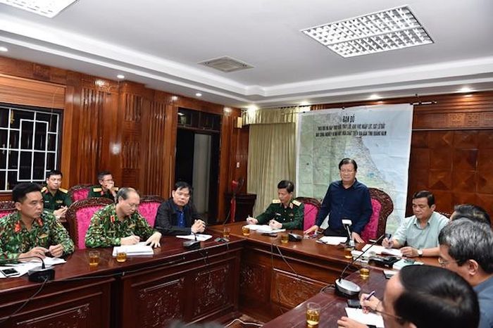 "Đây là sự cố hết sức nghiêm trọng, đã vùi lấp nhiều người," Phó Thủ tướng nói. Cụ thể, tại thôn 1 xã Trà Leng, sạt lở đất vùi lấp 45 người, 4 người thoát nạn. Còn tại thôn 1 xã Trà Vân, có 8 người bị vùi lấp. Theo Phó Thủ tướng, một số sự cố có thể lường trước được nhưng riêng sạt lở đất do mưa lũ kéo dài ở vùng núi rất khó đoán định. "Bão vào chủ động ứng phó được nhưng sạt lở đất rất khó khăn, không chỉ Quảng Nam mà các địa phương khác cũng vậy", Phó Thủ tướng chia sẻ. 