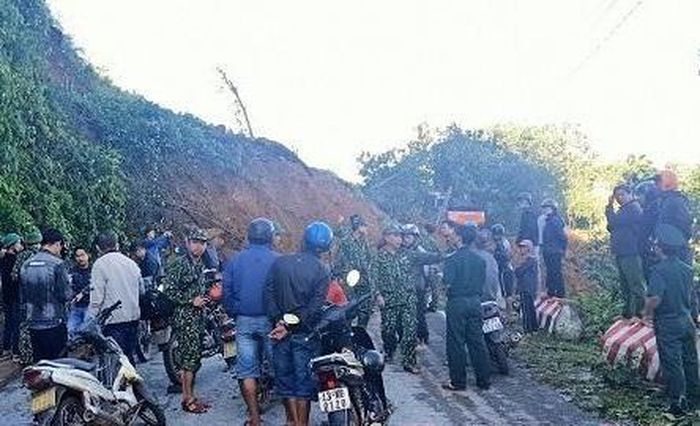 Khó nhất trong việc tiếp cận hiện trường vụ sạt lở đất kinh hoàng hôm 28/10, đó chính là có rất nhiều điểm sạt lở trên tuyến quốc lộ 40B từ huyện Bắc Trà My lên và từ trung tâm huyện Nam Trà My xuống. Hiện hàng chục cán bộ, chiến sĩ của Ban Chỉ huy Quân sự huyện Bắc Trà My tiến hành xử lý điểm sạt lở trên quốc lộ 40B (khu vực gần thủy điện Sông Tranh 2, xã Trà Đốc, Bắc Trà My). Tiếp đó, lực lượng công binh Quân khu 5 sẽ tiếp ứng, mở đường để các lực lượng cứu nạn tiếp cận hiện trường. 