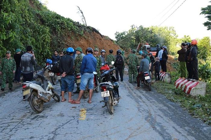  Lực lượng cứu hộ mở đường vào hiện trường.